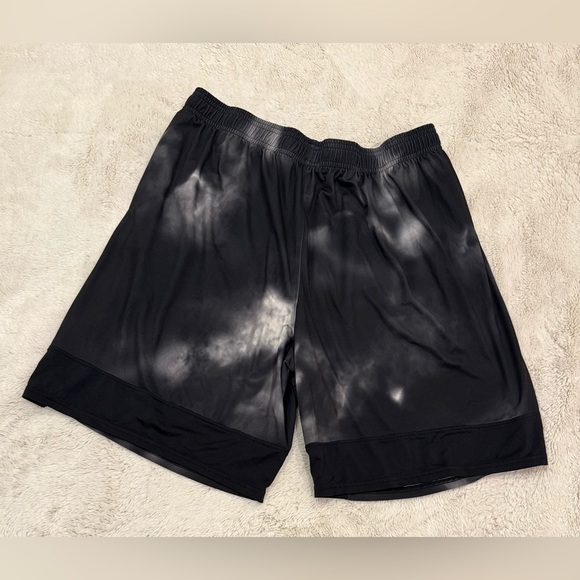 **Under Armour Men’s UA Stretch Train Printed Shorts – Size XL** - Picture 2 of 6